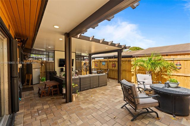 10301 Laurel Ct, Pembroke Pines, FL 33026