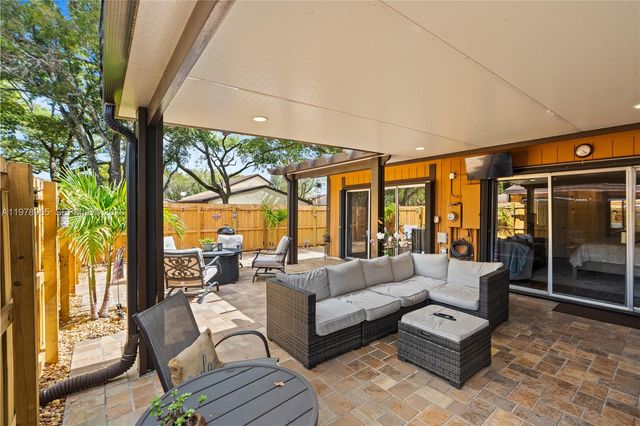 10301 Laurel Ct, Pembroke Pines, FL 33026