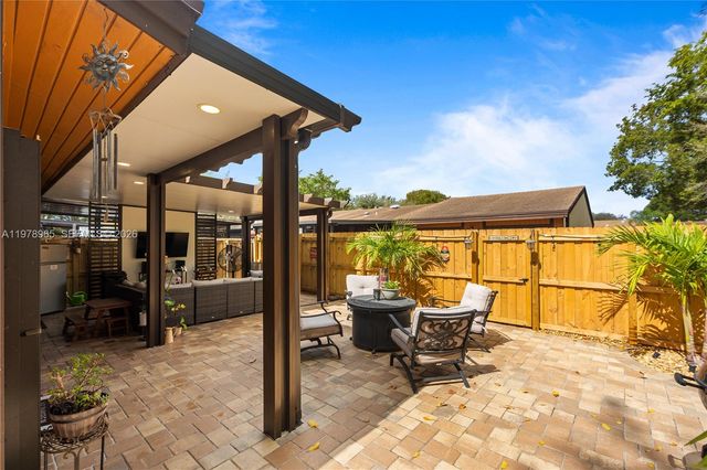 10301 Laurel Ct, Pembroke Pines, FL 33026