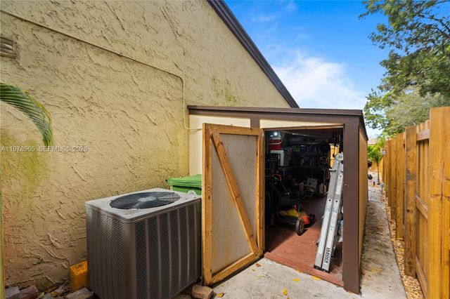 10301 Laurel Ct, Pembroke Pines, FL 33026