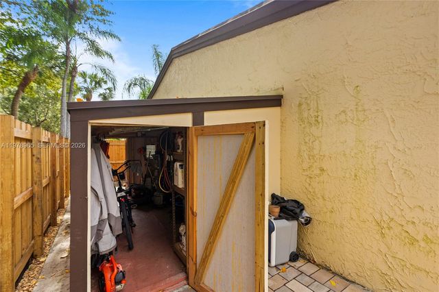 10301 Laurel Ct, Pembroke Pines, FL 33026