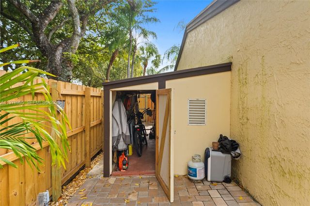 10301 Laurel Ct, Pembroke Pines, FL 33026