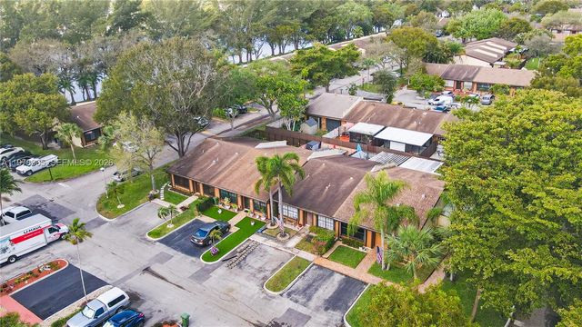 10301 Laurel Ct, Pembroke Pines, FL 33026