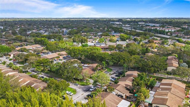 10301 Laurel Ct, Pembroke Pines, FL 33026