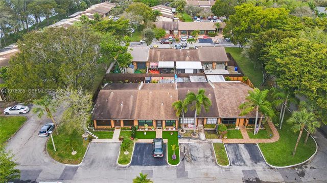 10301 Laurel Ct, Pembroke Pines, FL 33026