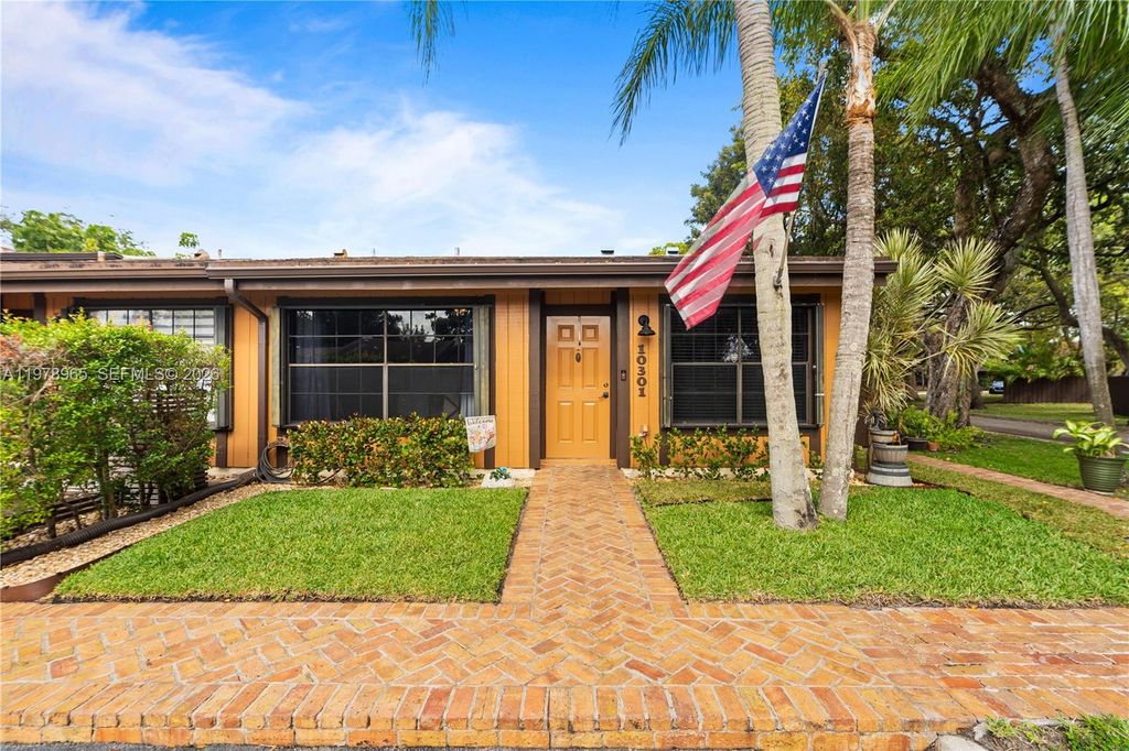 10301 Laurel Ct, Pembroke Pines, FL 33026