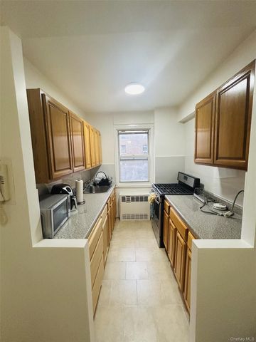 89-15 PARSONS Boulevard 10E, Jamaica Hills, NY 11432