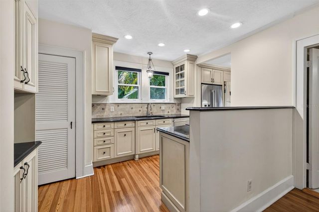 2318 WOODLAWN CIRCLE E, St Petersburg, FL 33704