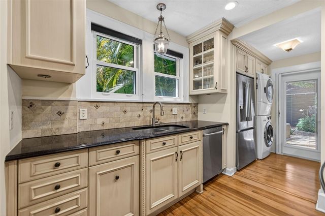 2318 WOODLAWN CIRCLE E, St Petersburg, FL 33704