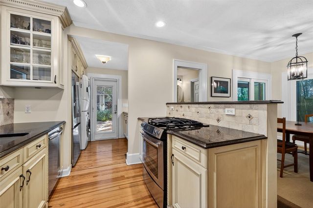 2318 WOODLAWN CIRCLE E, St Petersburg, FL 33704