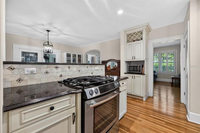 2318 WOODLAWN CIRCLE E, St Petersburg, FL 33704