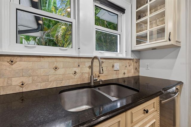 2318 WOODLAWN CIRCLE E, St Petersburg, FL 33704