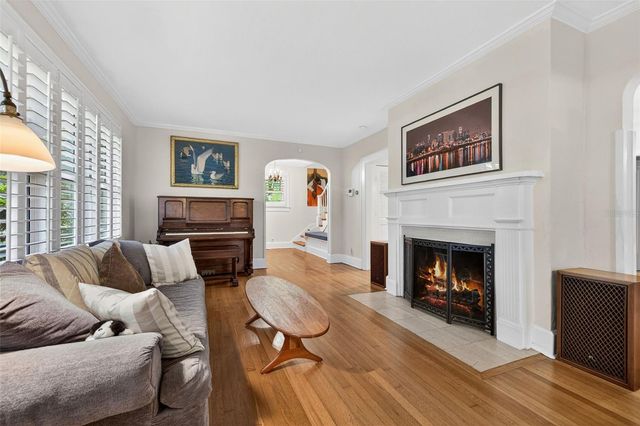 2318 WOODLAWN CIRCLE E, St Petersburg, FL 33704