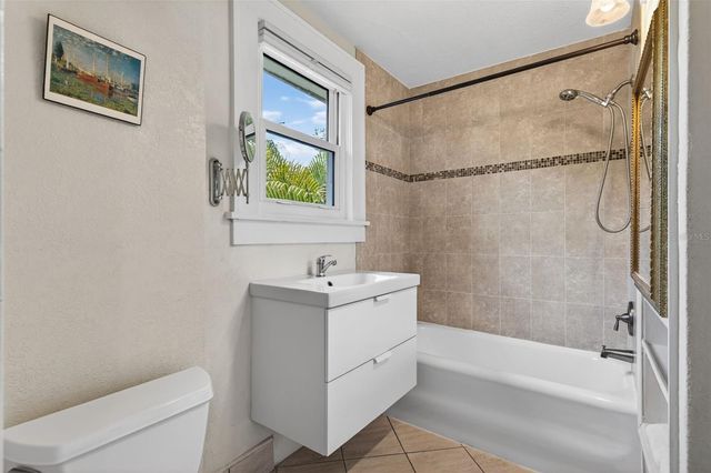 2318 WOODLAWN CIRCLE E, St Petersburg, FL 33704