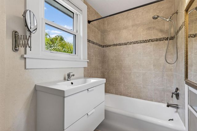 2318 WOODLAWN CIRCLE E, St Petersburg, FL 33704