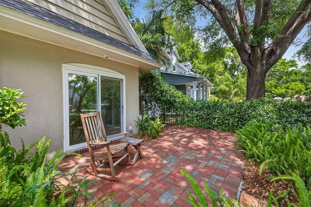 2318 WOODLAWN CIRCLE E, St Petersburg, FL 33704