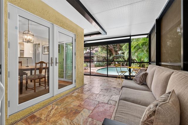 2318 WOODLAWN CIRCLE E, St Petersburg, FL 33704