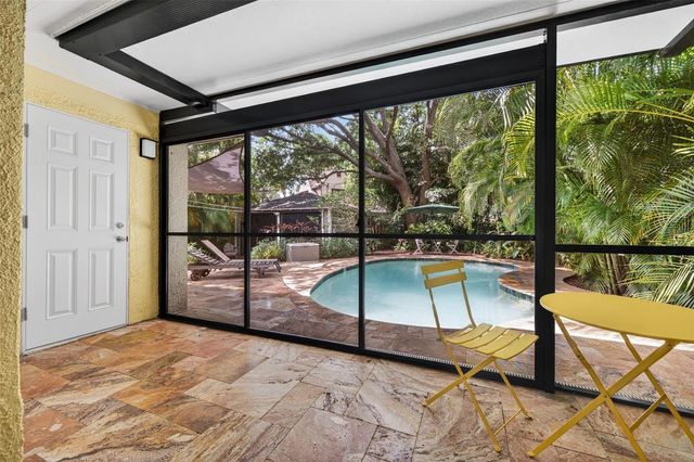 2318 WOODLAWN CIRCLE E, St Petersburg, FL 33704