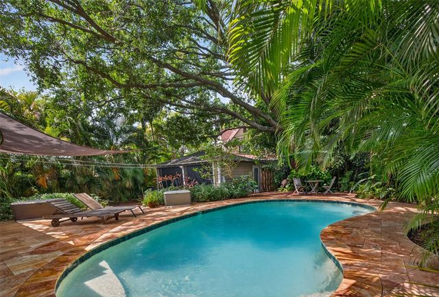 2318 WOODLAWN CIRCLE E, St Petersburg, FL 33704