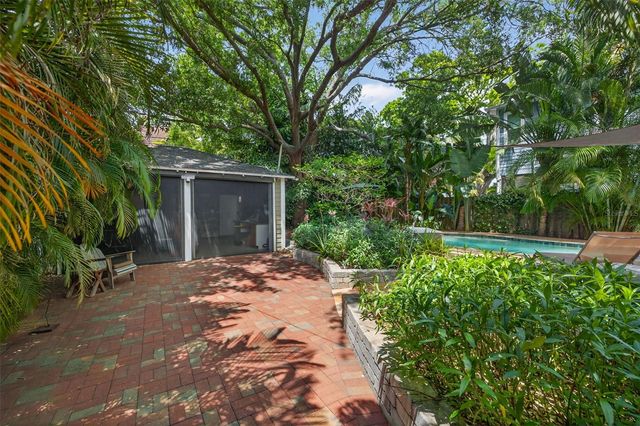 2318 WOODLAWN CIRCLE E, St Petersburg, FL 33704