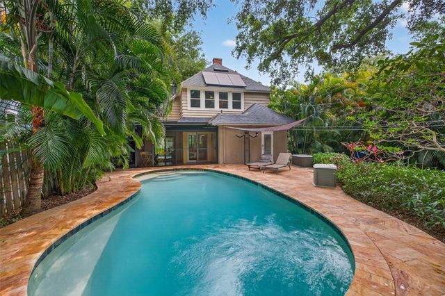 2318 WOODLAWN CIRCLE E, St Petersburg, FL 33704