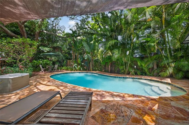 2318 WOODLAWN CIRCLE E, St Petersburg, FL 33704