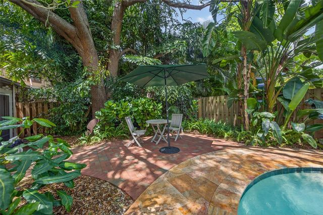 2318 WOODLAWN CIRCLE E, St Petersburg, FL 33704