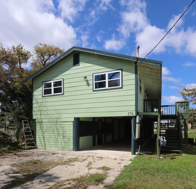 176 Holly Grove Dr, Grand Isle, LA 70358