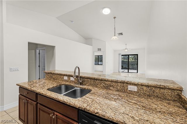 902 SW 39th TER, Cape Coral, FL 33914