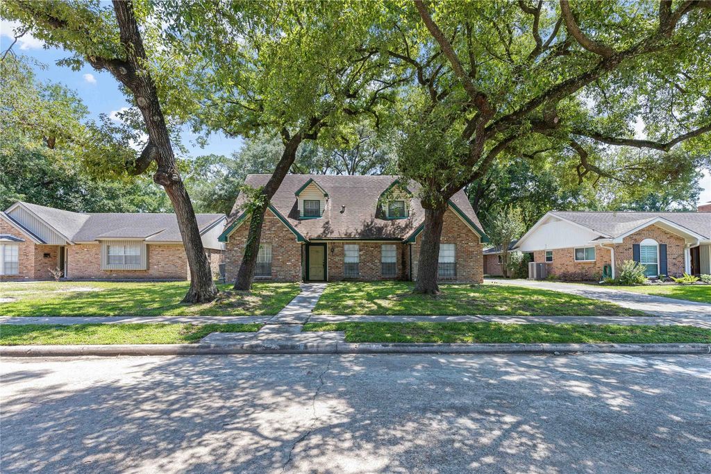 915 Chantilly Lane, Houston, TX 77018