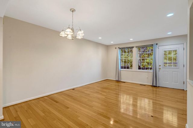 6586 SKYLEMAR TRL, Centreville, VA 20121