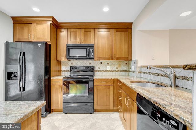 6586 SKYLEMAR TRL, Centreville, VA 20121