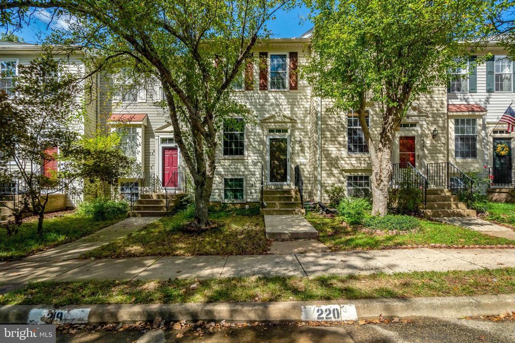 6586 SKYLEMAR TRL, Centreville, VA 20121