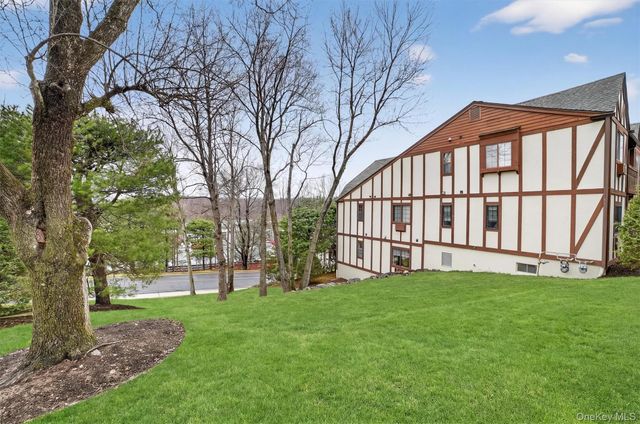 121 Foxwood Circle 121, Mount Kisco, NY 10549