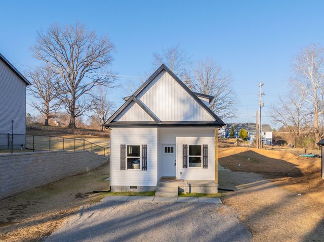 1118C W First Street, Dickson, TN 37055