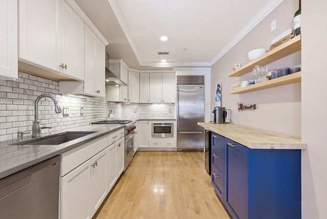 881 E 2nd St 10, Boston, MA 02127