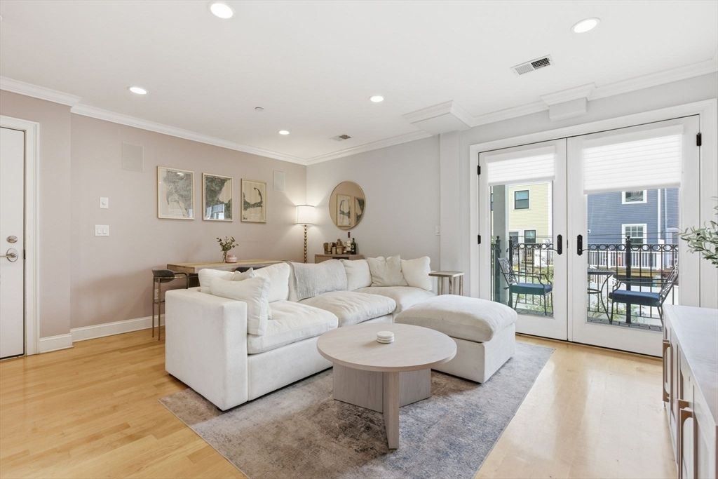 881 E 2nd St 10, Boston, MA 02127