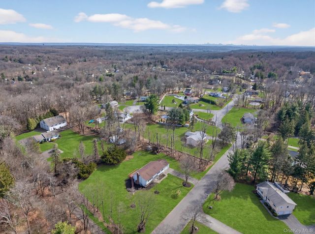 8 Hampton Road, Airmont, NY 10901