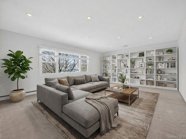 8 Hampton Road, Airmont, NY 10901