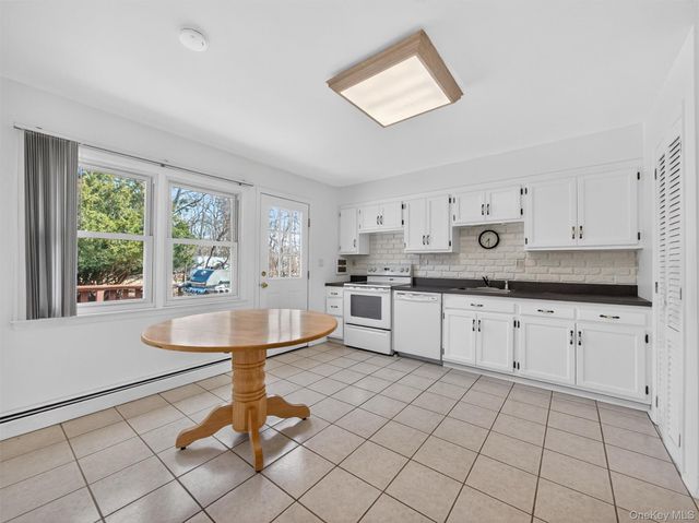 8 Hampton Road, Airmont, NY 10901