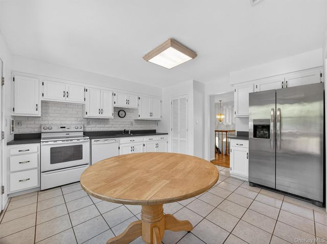 8 Hampton Road, Airmont, NY 10901