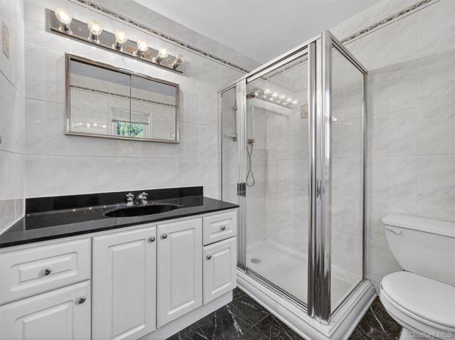 8 Hampton Road, Airmont, NY 10901