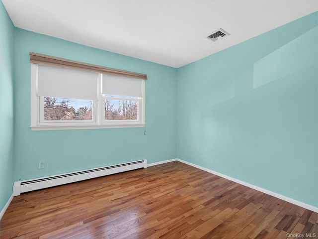 8 Hampton Road, Airmont, NY 10901