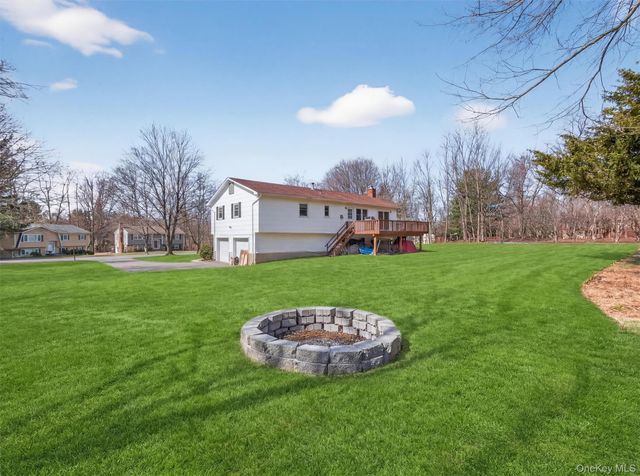 8 Hampton Road, Airmont, NY 10901