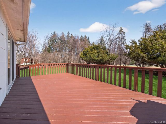 8 Hampton Road, Airmont, NY 10901