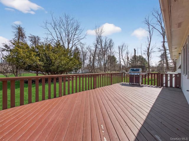 8 Hampton Road, Airmont, NY 10901