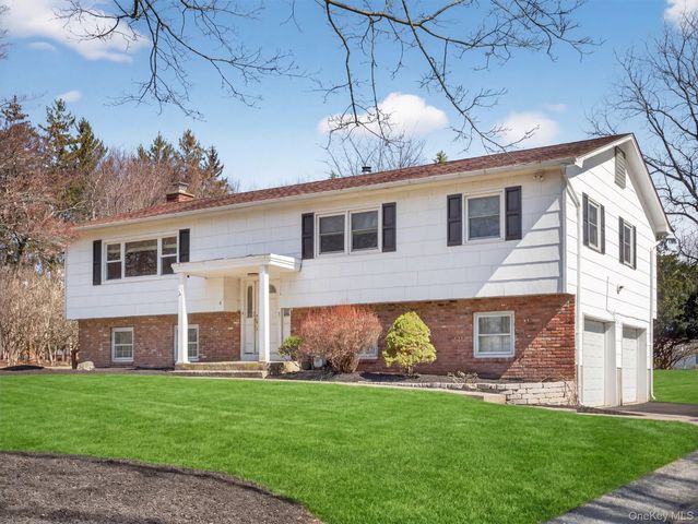 8 Hampton Road, Airmont, NY 10901