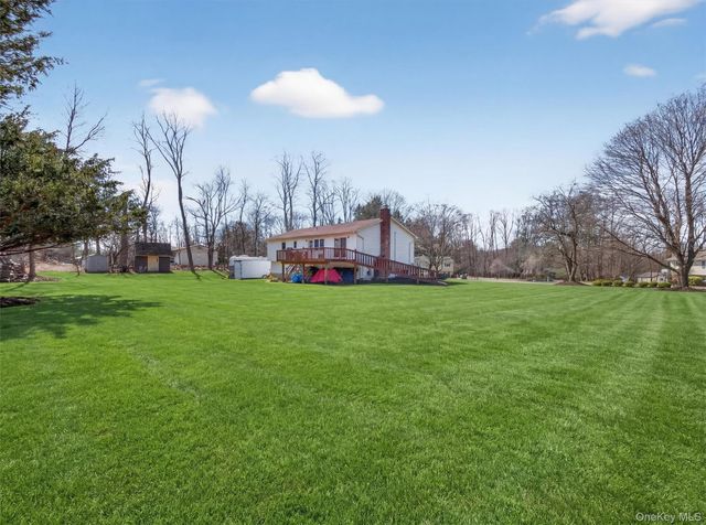 8 Hampton Road, Airmont, NY 10901