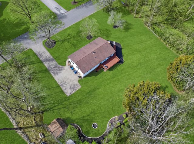 8 Hampton Road, Airmont, NY 10901