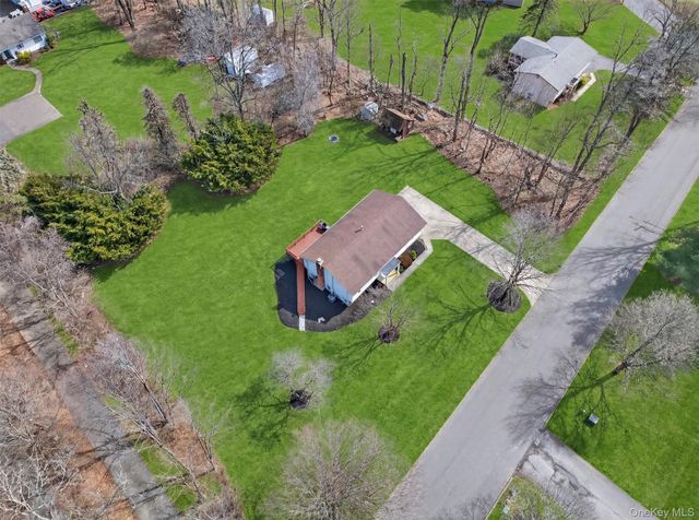 8 Hampton Road, Airmont, NY 10901